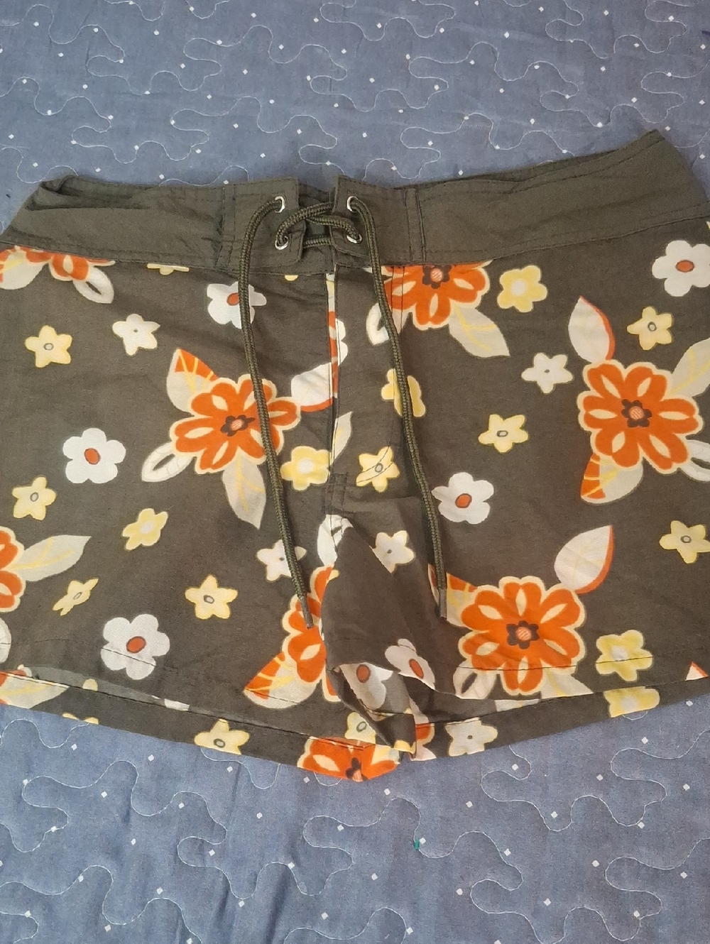 No Boundaries Floral Drawstring Women’s Shorts in Olive Green size small